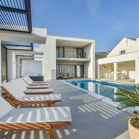 Light Star I Villa *