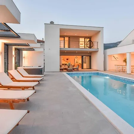 Villa Light Star I *