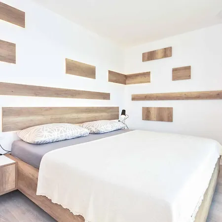 Light Star I Willa Kaštela